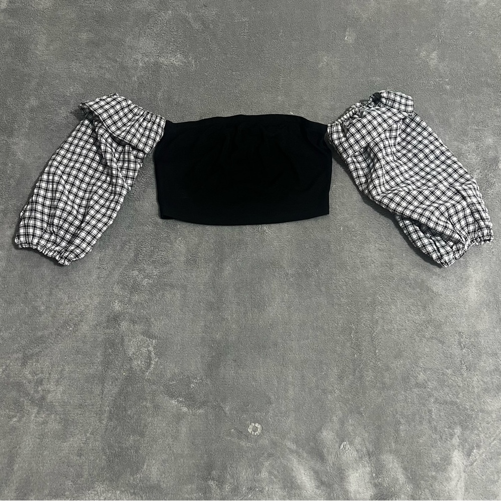 Sexy black crop top with ruffles on the sleeves.♠️